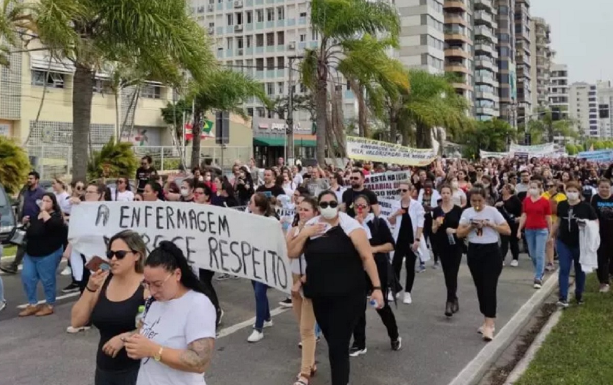 Educadores manifestam apoio ao pagamento do piso salarial da Enfermagem